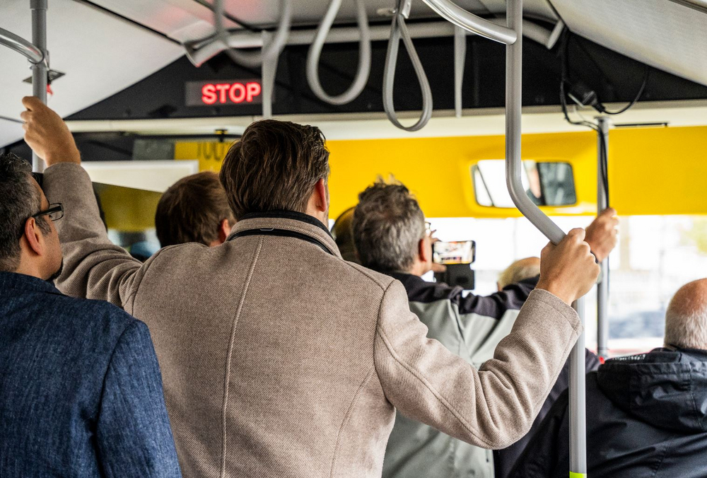 In de zelfrijdende bus met passagiers