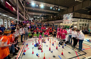 Jongeren strijden tijdens de robot Challenge in Leek