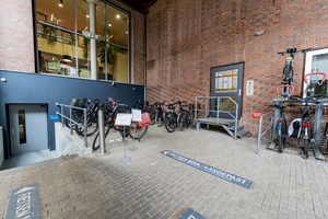 Parkeerplekken voor aangepaste fietsen aan de Sint Jansstraat 4