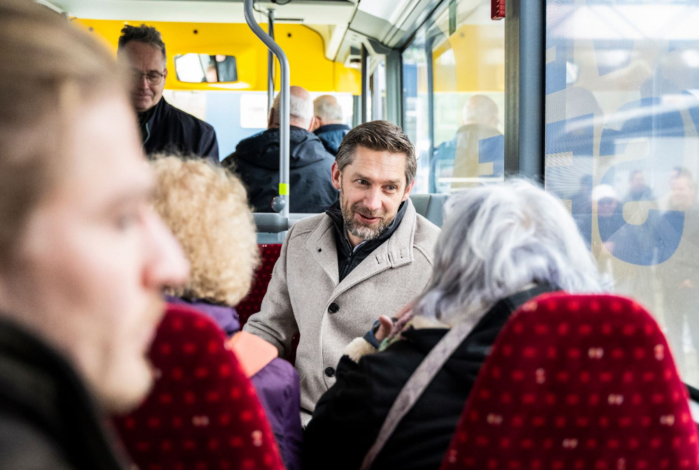 In de zelfrijdende bus met passagiers