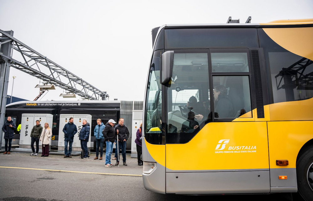 De zelfrijdende bus met wachtende passagiers